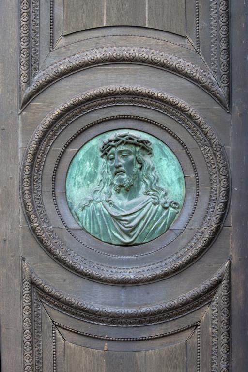 3 bas-reliefs : Le Christ secourant les malades et les infirmes, Christ souffrant, Vierge auréolée