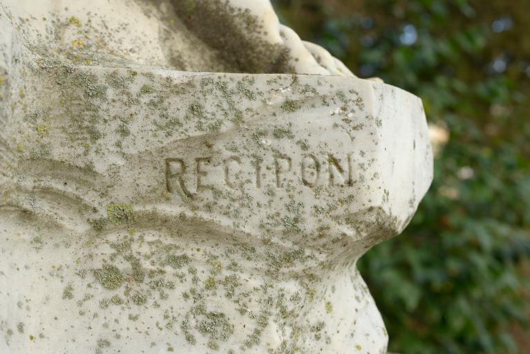 Détail, signature : RECIPON (sur le côté gauche).