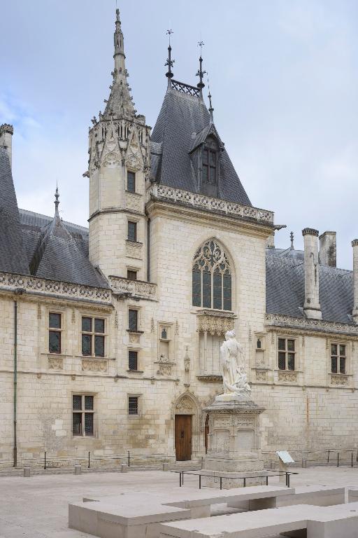 Vue générale de la place Jacques-Coeur, avec le monument faisant face au Palais Jacques-Coeur.