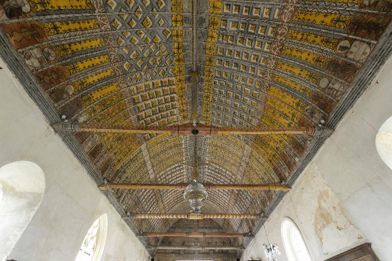 Intérieur, vue générale de la fausse voûte lambrissée peinte.