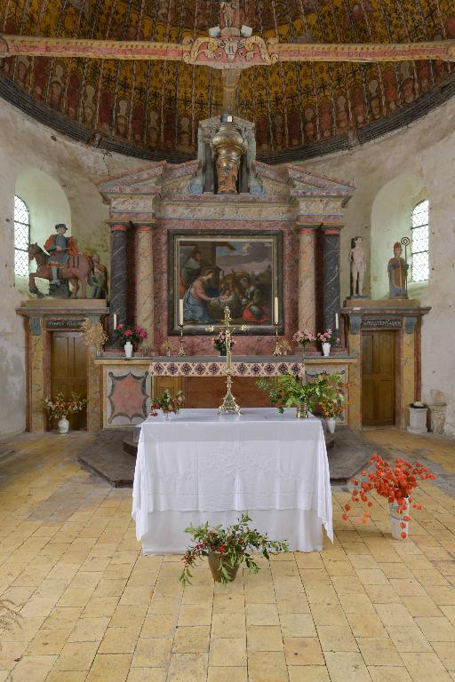 Intérieur, vue de détail du retable.