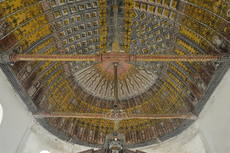 Intérieur, vue partielle de la fausse voûte lambrissée peinte.