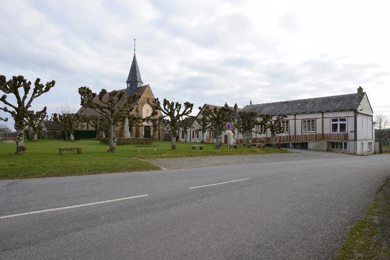 Vue générale de la place de l'église depuis le nord-ouest.