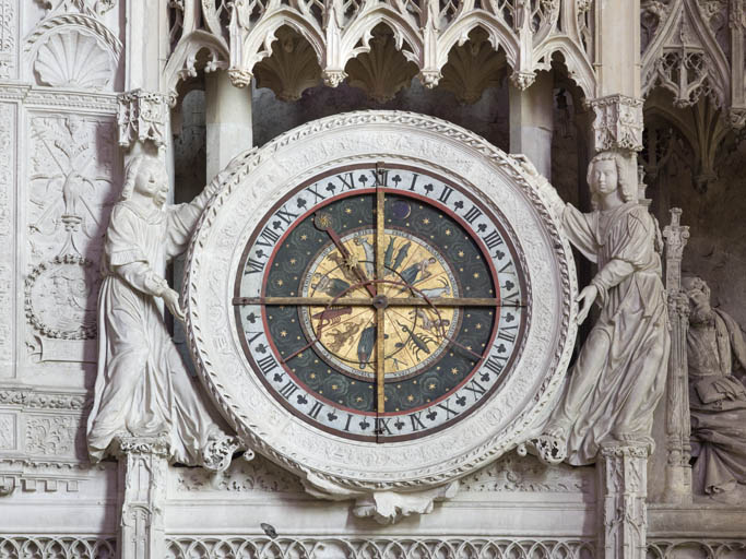 Le cadran polychrome présenté par deux anges, après restauration.