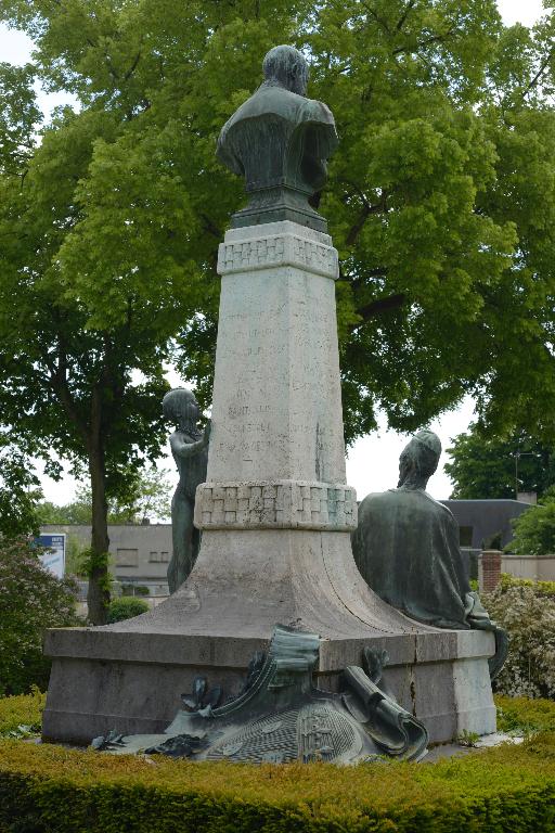 Vue générale de trois quarts arrière droit.