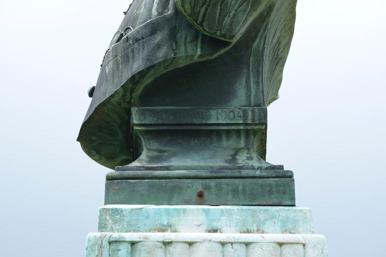 Détail, signature sur la plinthe du piédouche.