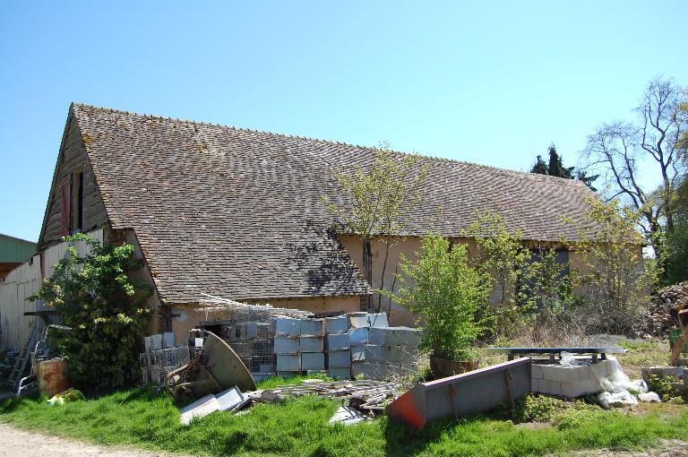 Grange et toit à porcs, vue générale depuis l'ouest.