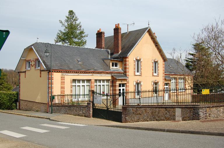 Vue générale depuis le sud. ; École publique primaire de filles, actuellement école publique primaire mixte.