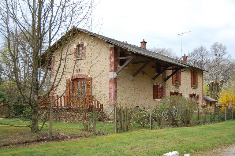 Vue générale depuis le nord-est. ; Gare, actuellement maison.