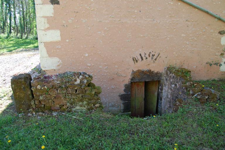 Logis, vue de détail du pignon nord-est et de la porte de la cave.