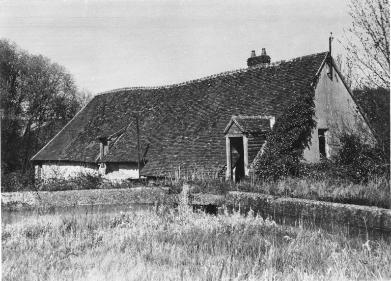 Moulin, vue générale depuis le sud-ouest - emplacement de la retenue d'eau au premier plan (cliché ancien, vers 1980, avant rénovation).