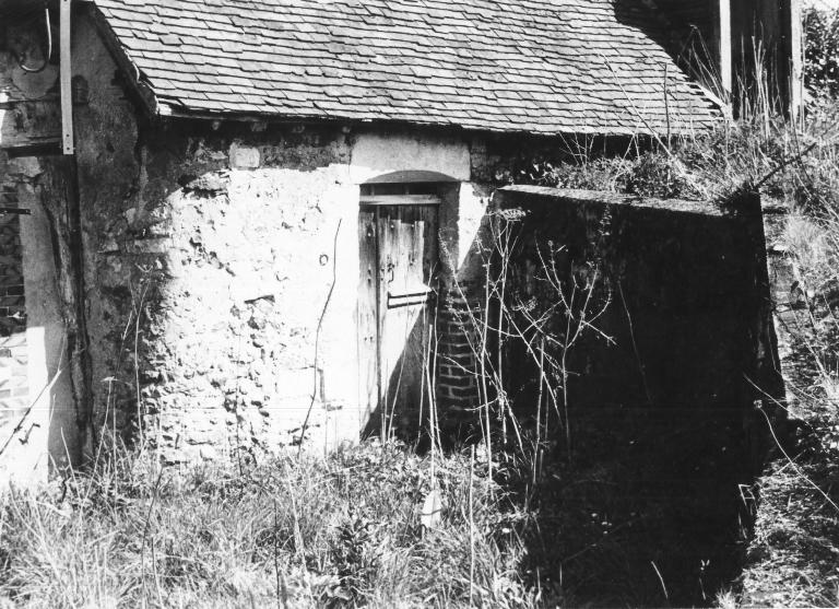 Moulin, façade ouest, détail d'une porte (cliché ancien, vers 1980, avant rénovation).