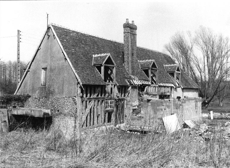 Moulin, vue générale de la façade est (cliché ancien, vers 1980, en cours de rénovation).