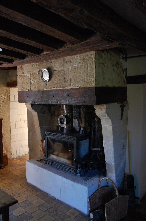 Intérieur, vue de la cheminée du rez-de-chaussée.