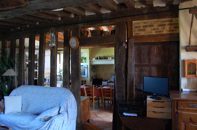 Intérieur, vue de l'ancienne cloison en pan de bois du rez-de-chaussée.