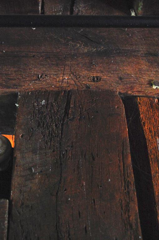 Intérieur, ancienne cloison en pan de bois du rez-de-chaussée, vue de détail des marques d'assemblage.