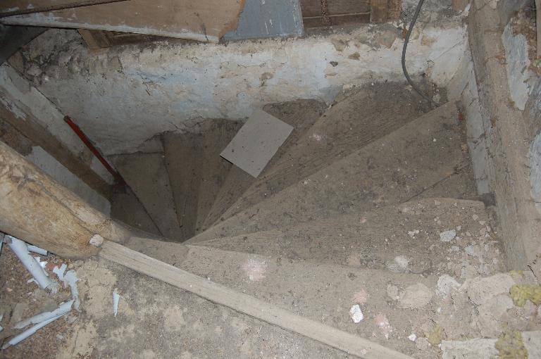 Intérieur, vue de l'escalier à vis en bois depuis le comble.