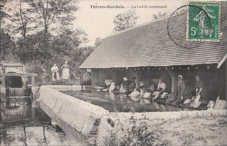Vue générale du lavoir depuis l'est - carte postale ancienne, 1er quart 20e siècle (collection particulière Victor Provôt).