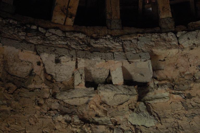 Intérieur, vestiges de trous de boulin.