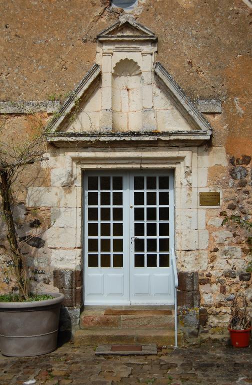 Vue de détail de l'ancienne porte d'accès au cloître.