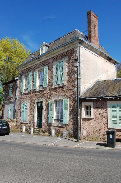 Vue générale depuis le sud-ouest (état en 2014). ; Maison du gardien de l'abbaye, élévation ouest.