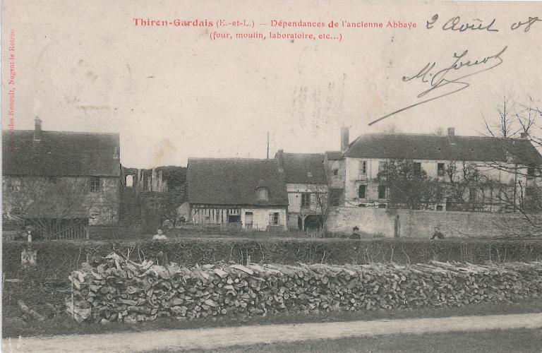 Vue d'ensemble avec le moulin (au centre) et l'ancienne boulangerie (à gauche), prise depuis l'est (carte postale, début 20e siècle - collection particulière : Victor Provôt).