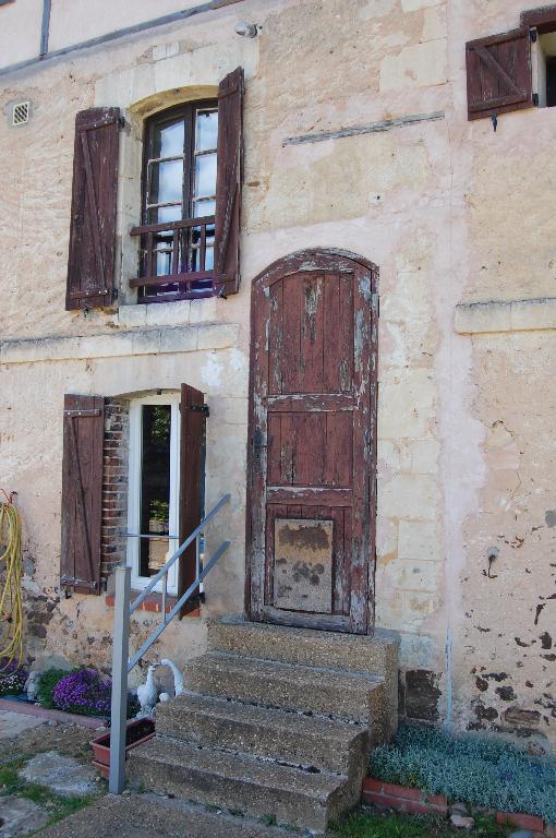 Élévation est, vue de détail de la porte donnant accès à l'escalier.