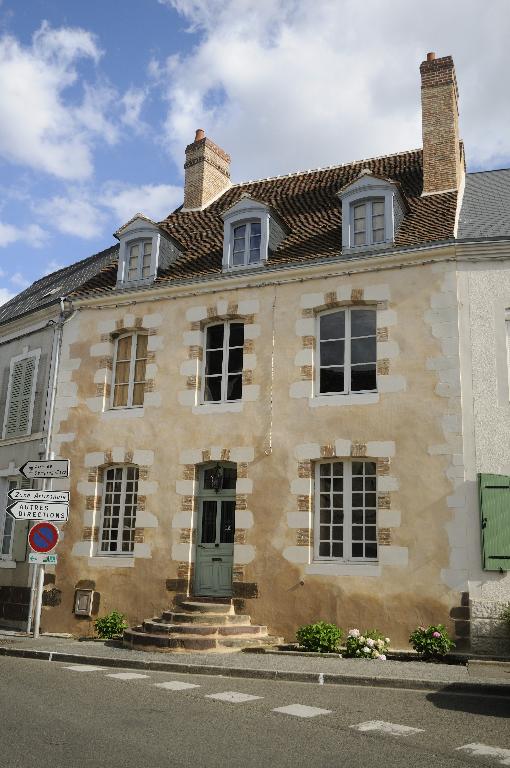 Vue générale depuis le nord-ouest (état en 2013) ; Maison au bourg.