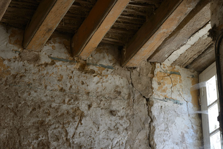 Bâtiment de classes, intérieur, vue de détail des solives moulurées peintes et des vestiges d'enduit peint.