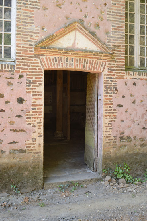 Bâtiment de classes, vue de détail d'une porte de classe.