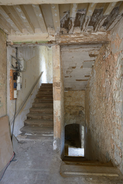 Corps de logis, intérieur, vue de l'escalier depuis le rez-de-chaussée.