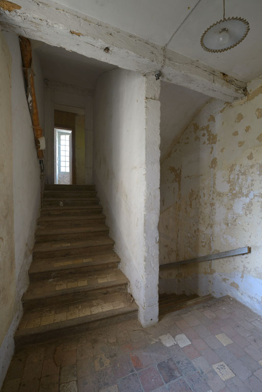 Corps de logis, intérieur, vue de l'escalier depuis le palier intermédiaire (rez-de-chaussée - étage carré).