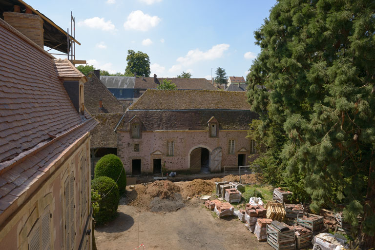 Bâtiment de classes, vue partielle depuis l'étage de comble du bâtiment principal, au nord.