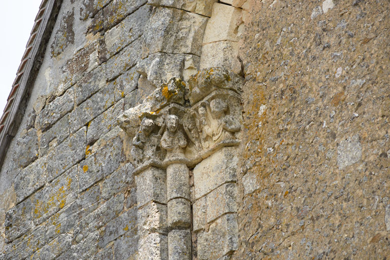 Élévation ouest, baie géminée, détail des chapiteaux.