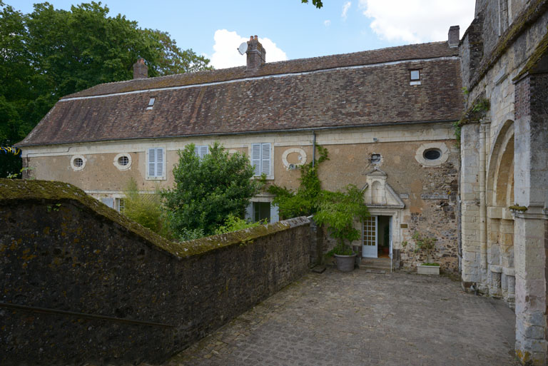 Ancienne officialité puis presbytère, élévation sud. ; Vue générale depuis sud-est.