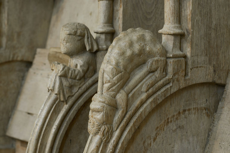 Intérieur, stalles, détail sculpté.