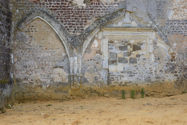 Ancien cloître, vestiges des voûtes et de la porte d'accès à l'église abbatiale percée en 1624.