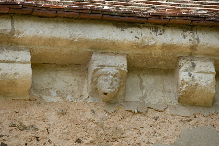 Élévation sud, vue de détail des modillons sculptés de la corniche.