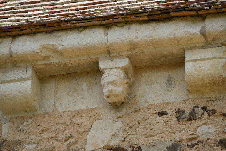 Élévation sud, vue de détail des modillons sculptés de la corniche.