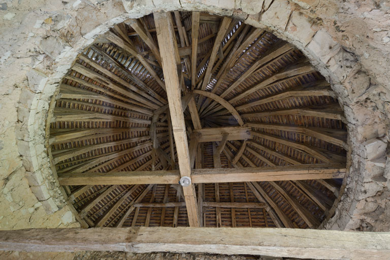 Intérieur, vue de détail de la charpente.