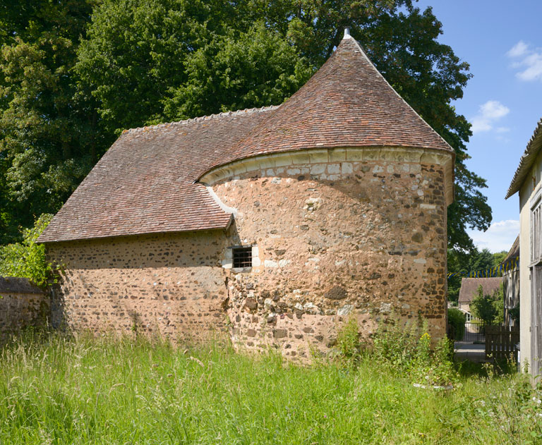 Vue générale depuis le sud. ; Colombier, élévation sud. ; Colombier de l’abbaye.