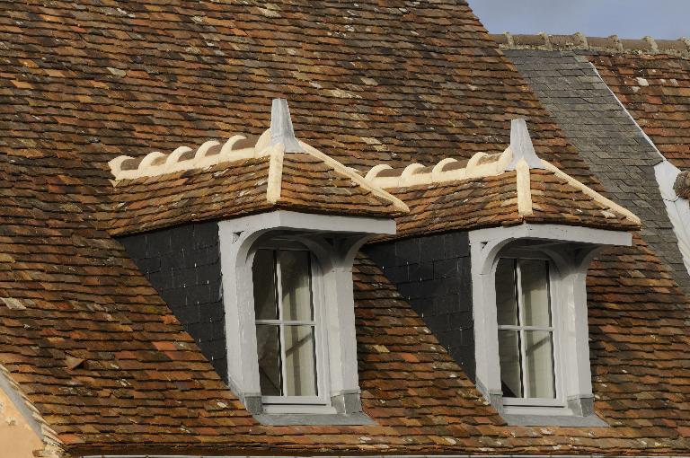 Élévation sud-est, vue de détail des deux lucarnes.