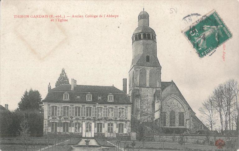 Vue générale du corps de logis et de l'église depuis l'est (carte postale, début 20e siècle - collection particulière Victor Provôt).