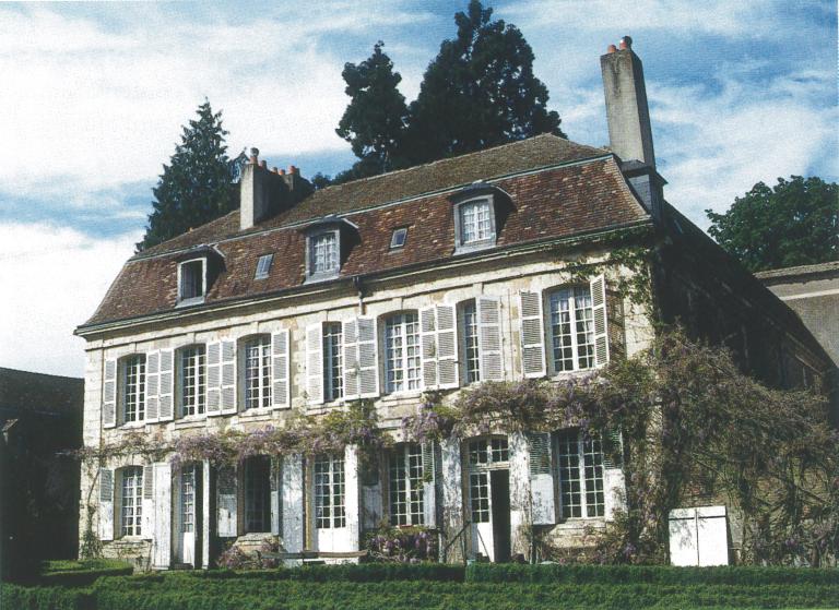 Collège militaire, élévation est. ; Corps de logis, vue générale depuis le nord-est (état en 1999). ; Collège d'enseignement classique puis école royale militaire, actuellement demeure.