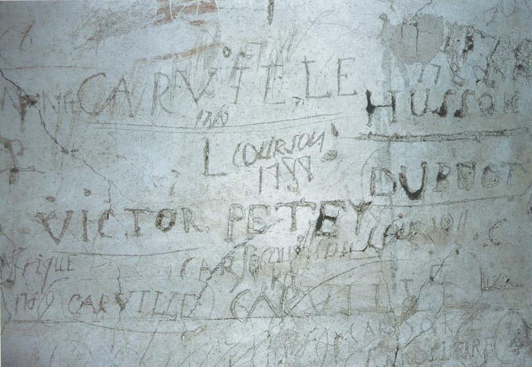 Corps de logis, intérieur, graffiti sur l'un des murs du dortoir dans l'étage de comble (état en 1999).