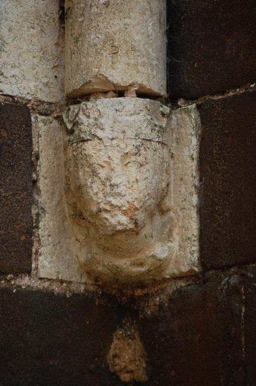 Élévation ouest, culot sculpté portant le chambranle d'une baie obstruée.