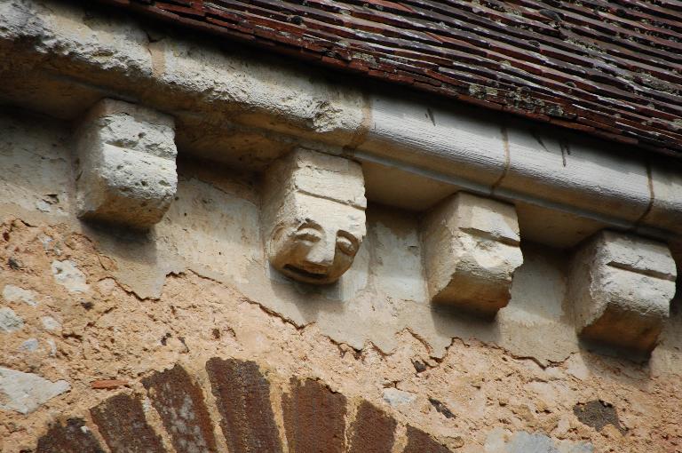 Élévation sud, détail de la corniche à modillons sculptés.