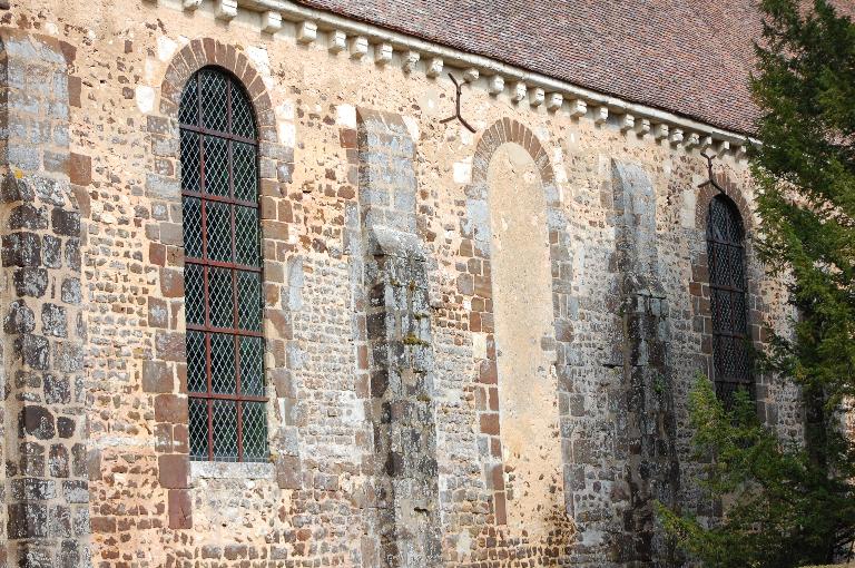 Élévation sud, vue partielle de baies de la nef.