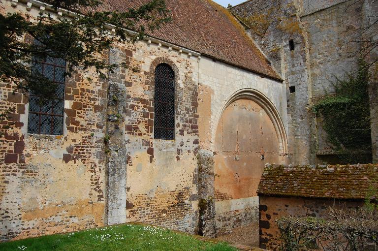 Élévation ouest, vue partielle de la nef, de la base de la tour et du départ de l'ancien transept détruit.