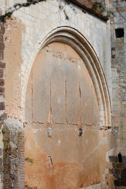 Élévation sud, arcade séparant la nef du transept détruit (qui avait été converti en hôtellerie du collège : négatif des planchers et du cloisennement toujours visibles).